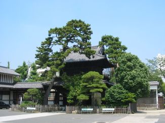 Sengakuji_temple_entrance